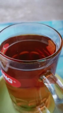 Bir bardak yeşil çay ve bir fincan kahve.