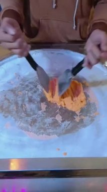 Teppanyaki 'nin hazır dondurma yapma süreci, mango aroması, özel bir araç, bir kişi