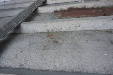 Eski metal çatı dokusu. Eski metal levha deseni. Metal yaprak dokusu. Paslı metal yaprak dokusu.