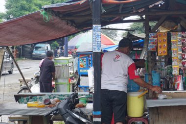 the roadside soft drink seller looks deserted, there are no buyers yet.