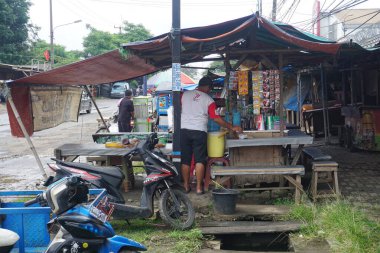 the roadside soft drink seller looks deserted, there are no buyers yet.
