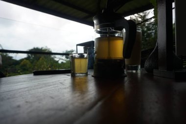 Filtre kavanozlu sıcak zencefil çayı. Yeşil çay, zencefil ve nane arkaplanda izole edilmiş yeşil çay ile demlenmiş Fransız çaydanlığı.