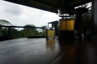 Filtre kavanozlu sıcak zencefil çayı. Yeşil çay, zencefil ve nane arkaplanda izole edilmiş yeşil çay ile demlenmiş Fransız çaydanlığı.