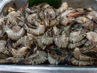 Taze karides ya da buz üstünde karides, süpermarketlerde satılıyor.