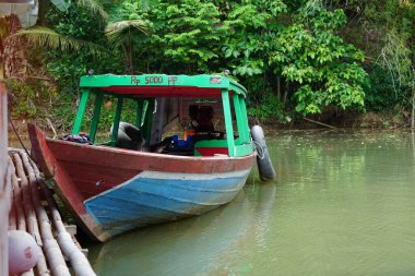 Bogor, Endonezya - Mart 2023 Baharda manzara, göl kenarında tekneler.