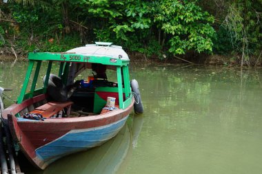 Bogor, Endonezya - Mart 2023 Baharda manzara, göl kenarında tekneler.