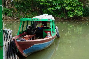 Bogor, Endonezya - Mart 2023 Baharda manzara, göl kenarında tekneler.