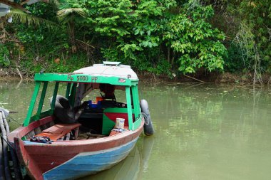 Bogor, Endonezya - Mart 2023 Baharda manzara, göl kenarında tekneler.