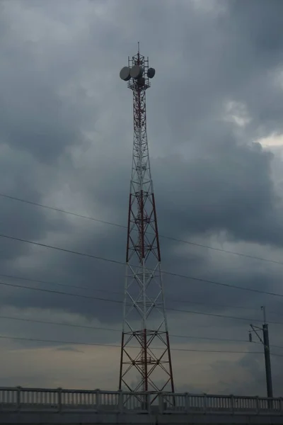 Öğleden Sonra Bulutlu Hava Ile Telekomünikasyon Kulesi Manzarası — Stok fotoğraf