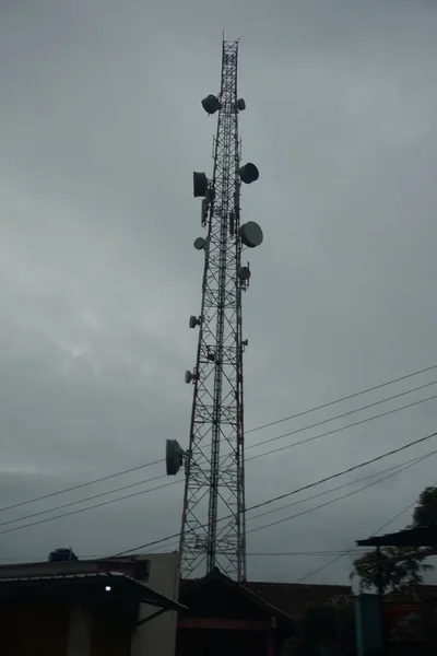 Widok Wieży Telekomunikacyjnej Zachmurzoną Pogodą Godzinach Popołudniowych — Zdjęcie stockowe