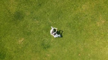 Aerial Top View Yeni evlilerin ilk dansı. Gelin ve damadın dansı yeşil bir çimenlikte