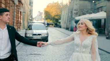 Düğün çifti şehrinde dans öğesi. Damat gelinle dans ediyor. Yeni evlilerin mutlu duyguları..