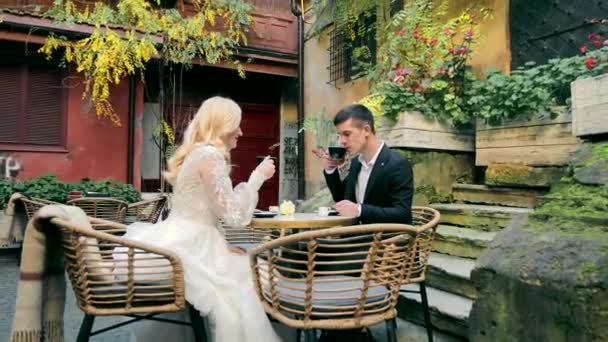 Menyasszony Vőlegény Esküvője Kávézóban Menyasszony Vőlegény Teát Vagy Kávét Isznak — Stock videók