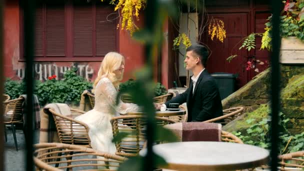 Laatste Kus Van Bruid Bruidegom Het Café Het Pasgetrouwde Echtpaar — Stockvideo