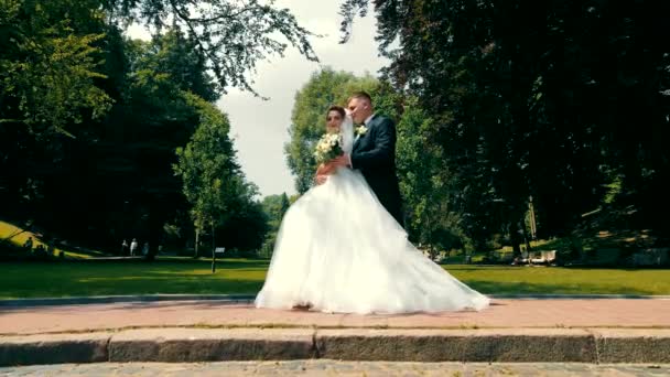 在公园里跳婚舞 新婚夫妇手牵手时做了个U型转身动作 婚礼舞蹈的元素 — 图库视频影像