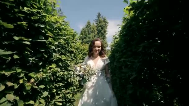 Невеста Белом Платье Прикасается Рукой Зеленым Кустам Обручальное Кольцо Руке — стоковое видео