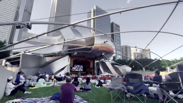 芝加哥 2022年10月15日 露天电影院 在芝加哥市中心 外面的人坐在草地上看电影 — 图库视频影像
