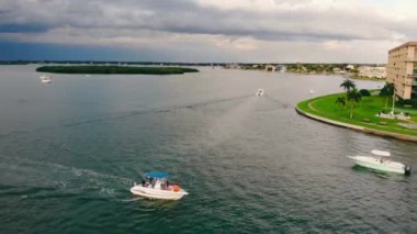 Florida St. Petersburg 'da. 24.10.2022 turist gemisi körfezde seyrediyor. Karanlık gökyüzü ve yaklaşan bir fırtına