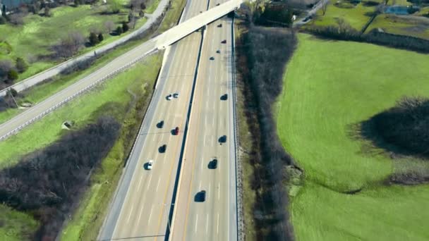 昼間ラッシュ時の交通量の忙しい高速道路の空中ビュー イリノイ州シカゴでの自動車道の高速道路交通の眺め — ストック動画
