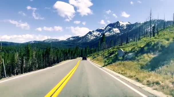 Szczytach Gór Kalifornii Jest Śnieg Przed Nami Droga Samochód Widok — Wideo stockowe