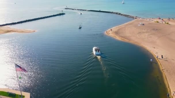 Malý Motorový Člun Opouští Záliv Velkém Jezeře Michigan Státě Illinois — Stock video