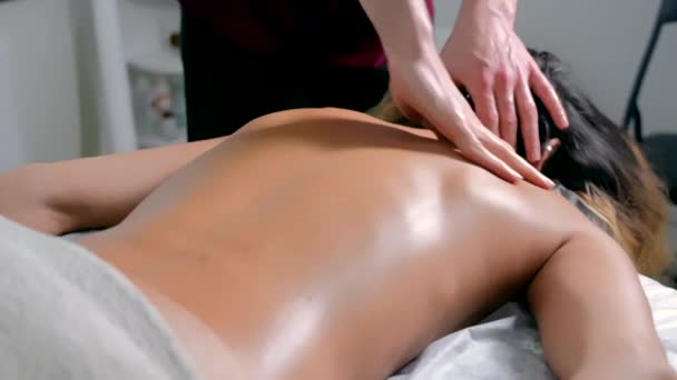 Terapeutisk Massage Nacken Rehabiliteringsklinik Professionell Läkare Masserar Kvinnlig Hals — Stockvideo