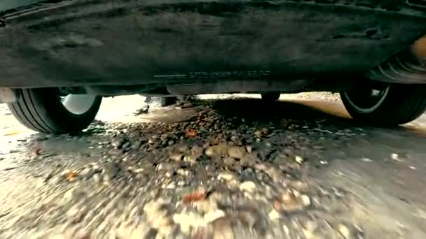 Tekerlekli Bir Arabanın Altından Bataklık Bataklıklarında Yol Üstü Birikintileri Olan — Stok video