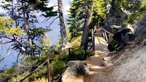 Vista Pov Caminando Por Camino Piedra Montaña Junto Lago Tahoe — Vídeos de Stock