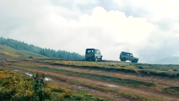 Samochód Dryfuje Bagnistej Łące Dwa Samochody Szczycie Góry Dryfowanie Bagnach — Wideo stockowe