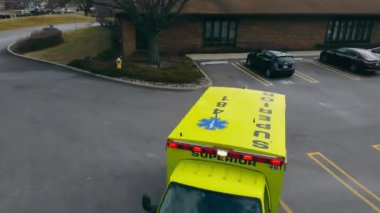 Şikago. ABD 19.10.2022 Bir ambulans hasta bir hastaya doğru koşuyor. Parlayan ışıkları olan bir ambulans yolda.