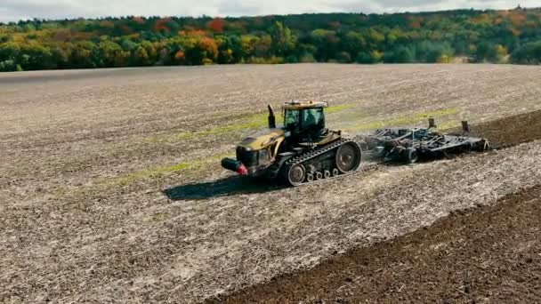 Vue Aérienne Dessus Tracteur Avec Une Charrue Labourant Terrain Préparation — Video