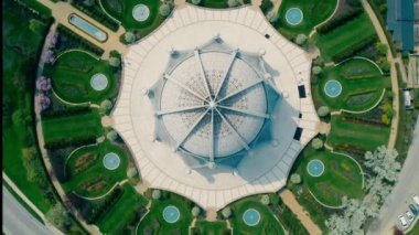 Chicago ve Illinois Eyaleti 'nin önündeki Bahai inancının en üst katındaki gökyüzü görüşü..