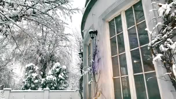 Rumah Setelah Salju Turun Selama Bulan Bulan Musim Dingin Ada — Stok Video