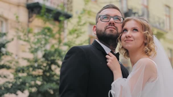 Mladý Pár Jejich Svatební Den Vzhlíží Dívá Sebe Navzájem — Stock video