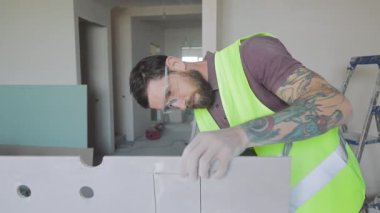 Seramik fayanslar işleniyor. Usta boyutlara göre fayansta bir delik açacak.