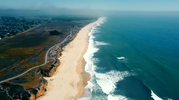 Вид Воздуха Пляж Тихого Океана Людей Береговая Линия Песчаного Пляжа — стоковое видео