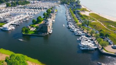 Günbatımında yatların üzerinden havadan uçuş. Yeni Buffalo Yat Kulübü, ABD 'nin Michigan eyaletinde yer almaktadır.