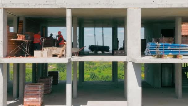 Byggandet Ett Hus Byggare Bygga Partitioner Mitten Huset Från Tegel — Stockvideo