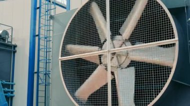 Benzin istasyonunun büyük soğutma bıçakları..