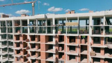 Çok katlı bir binanın panoraması yapım aşamasındaki bir monolit..