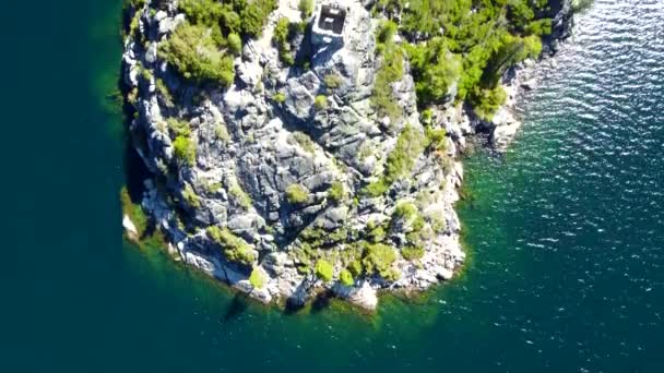 空中からの眺めカリフォルニア州の大きな湖であるタホ湖には岩の多い海岸があります — ストック動画