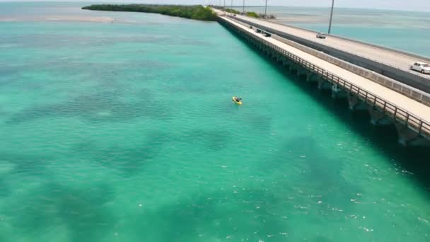 Egy Turista Úszik Öbölben Egy Sárga Kajakkal Híd Közelében Kayaking — Stock videók