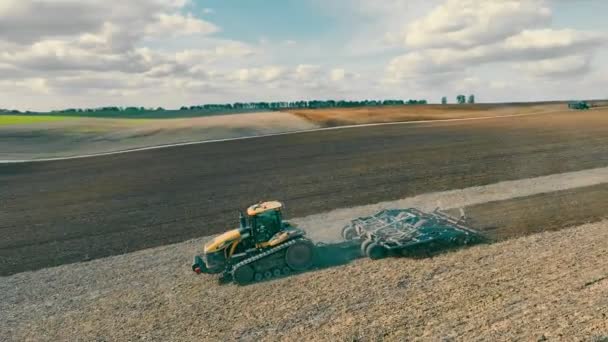 空中ビュートラクターは フィールドを耕します 土地の耕作と農業 耕起のあるトラクターが畑の土地を耕す — ストック動画