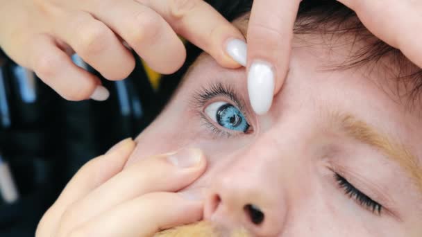 Los Lentes Contacto Colocan Ojo Hombre Con Una Pupila Azul — Vídeos de Stock