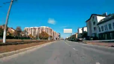 Ukrayna Lviv 25 Ekim 2022. Arabadan şehre bir günde daha hızlı bir trafik görüntüsü. Şehrin etrafında dolaşan bir arabanın zamanı.
