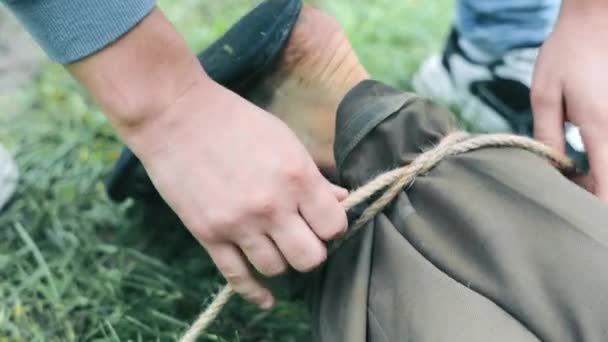 Nahaufnahme Eines Mannes Dessen Beine Mit Einem Seil Gefesselt Sind — Stockvideo