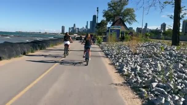 芝加哥 伊利诺伊州 2022年10月5日 骑自行车通过人群 在密歇根海滨阳光明媚的日子骑自行车 — 图库视频影像