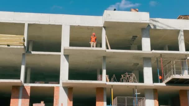 Construtor Está Beira Edifício Vários Andares Inspeciona Construção Casa Construção — Vídeo de Stock