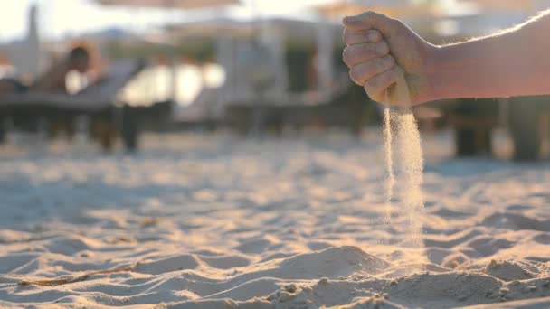 Мужчина Высыпает Песок Пляж Одиночество Имитация Течения Времени — стоковое видео