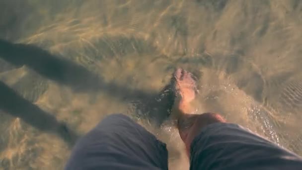 Une Promenade Sur Eau Lac Limpide Jambes Masculines Dans Eau — Video